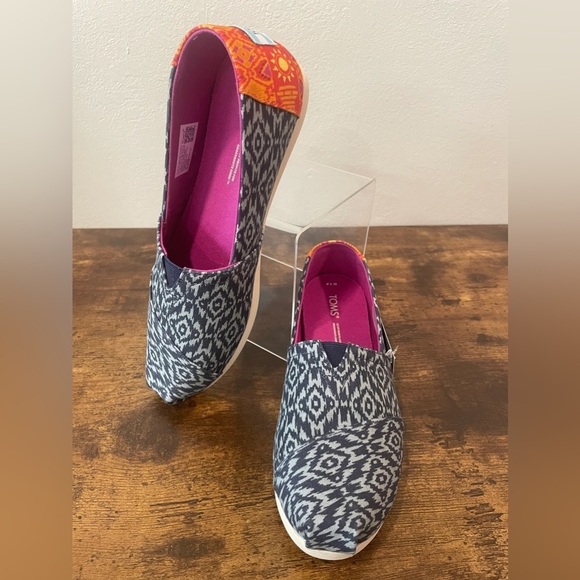 TOM's Blue Southwest Inspired Slip On - Size 7.5 Wide - Picture 3 of 5